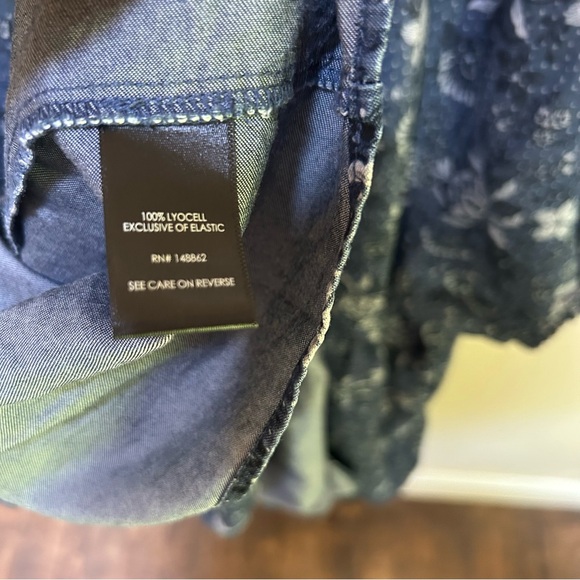 Torrid~Tiered Chambray Blue Floral Smocked Short Sleeve Dress in size 4/4X or 26 - Picture 11 of 16